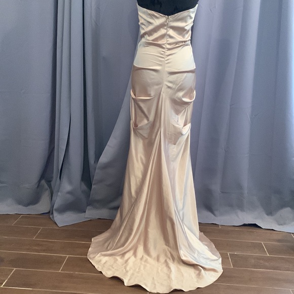 GLAMOROUS STUNNING gold gown w/train NIKI LIVAS size 8.Worn once; dry cleaned. - Picture 5 of 8